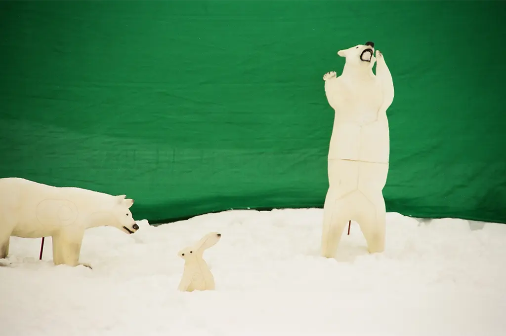 3D-Zieltiere für winterliches Bogenschießen beim Teamevent in Schluchsee – außergewöhnlicher Präzisionsparcours mit Eisbären-Figuren im Schnee