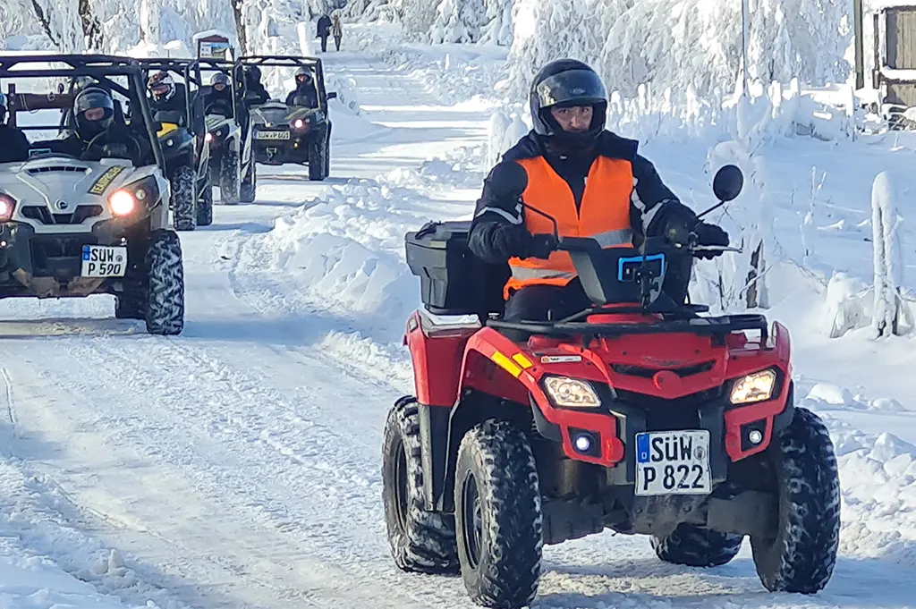 Teilnehmer fahren auf Quads und Buggys durch verschneite Winterlandschaft bei einem Offroad-Teamevent im Bayerischen Wald – Fahrspaß, Teamgeist und Abenteuer pur im Schnee