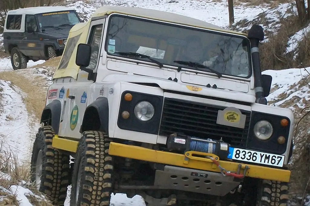 Geländewagen bei Offroad-Training im Winterevent in den Vogesen – anspruchsvolles Fahrtraining für Teams mit Action, Technik und Teamkoordination auf Schnee und Eis