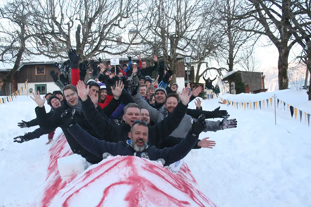 Große Mitarbeitergruppe beim Snowtubing in Bad Reichenhall – Winter-Incentive mit Teamspaß, Action und unvergesslichem Gemeinschaftsgefühl im Schnee