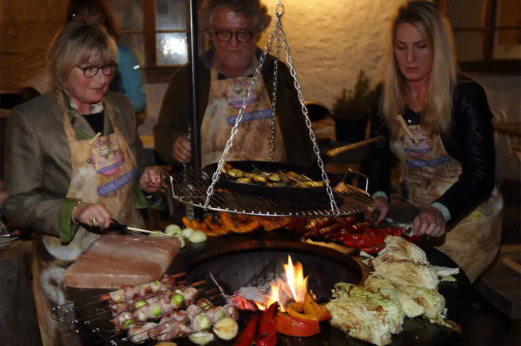 Teilnehmer grillen gemeinsam beim Winter-Teamkochen in Nürnberg– kreatives Weihnachts-Teamevent mit Genuss, Feuerstelle und kulinarischem Teambuilding