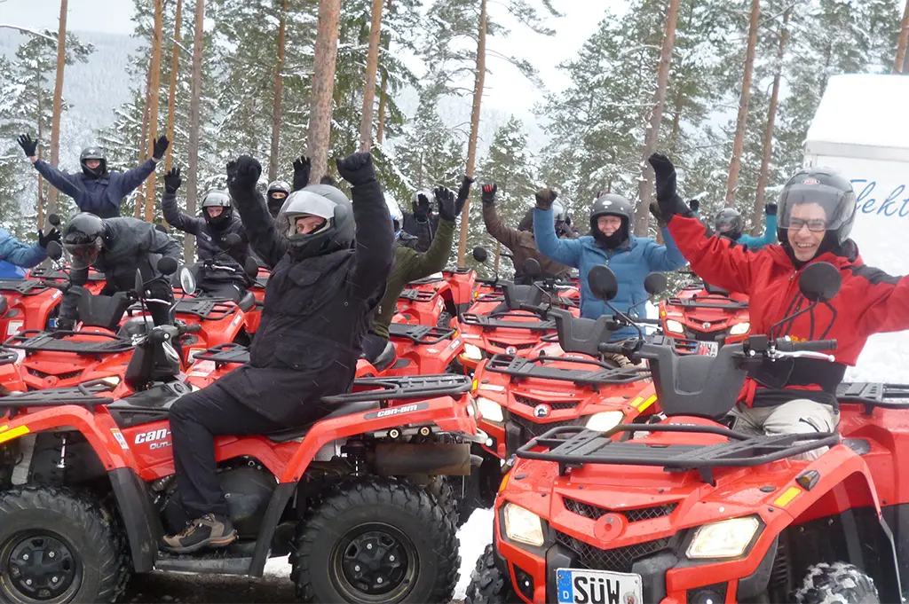 Große Firmengruppe auf Quads bei Winter-Incentive in Oberhof – Offroad-Teamchallenge mit Schneepower, Spaß und Gemeinschaft im verschneiten Waldgebiet