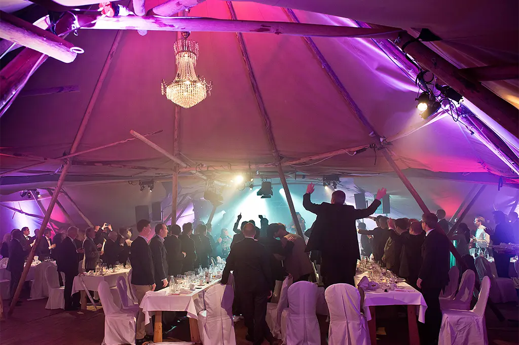 Feierliche Firmenweihnachtsfeier im stimmungsvoll beleuchteten Event-Tipi in Mainz – exklusives Winterevent mit Dinner, Musik und nordischer Atmosphäre