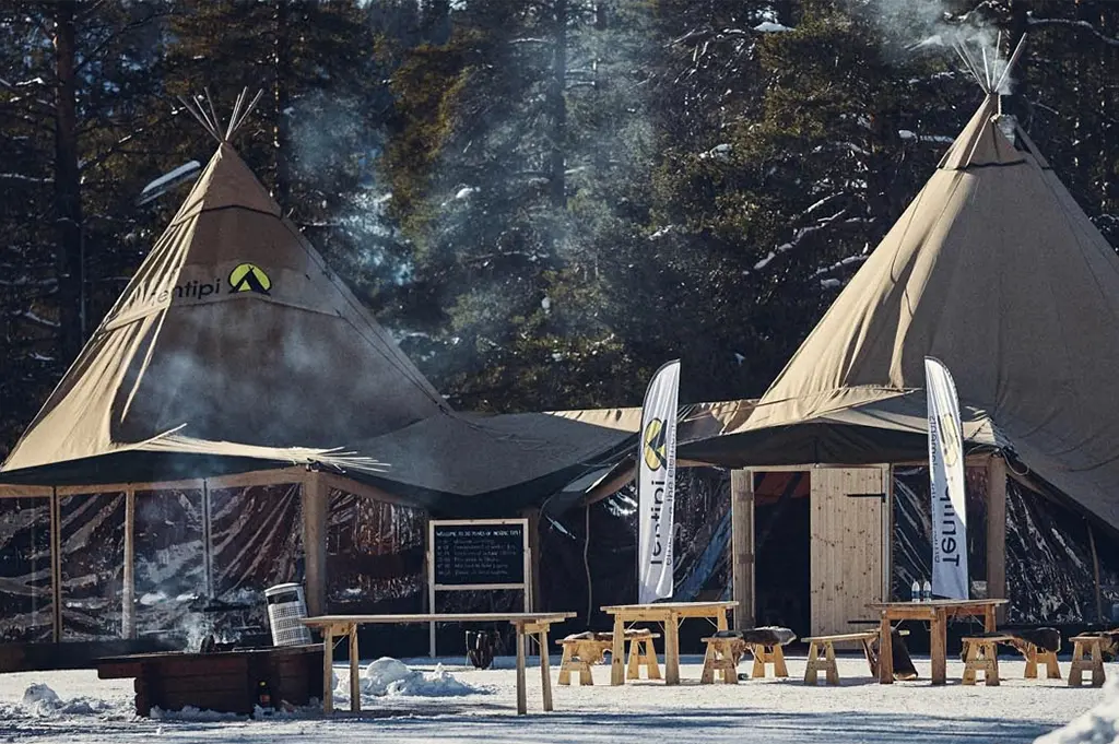 Outdoor Tagung im Tipidorf im verschneiten Wald bei Innsbruck – stimmungsvolle Winterlocation für Weihnachtsfeiern, Tagungen und Teamevents mit nordischem Flair