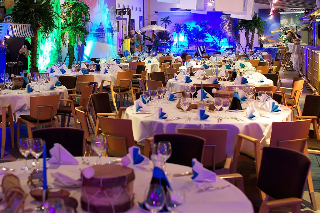 Teilnehmerin am Dosenwurfstand beim mobilen Weihnachtsmarkt-Teamevent in Hamburg – festlich dekoriertes Winterspiel mit Lichterzauber, Spaß und Weihnachtsstimmung
