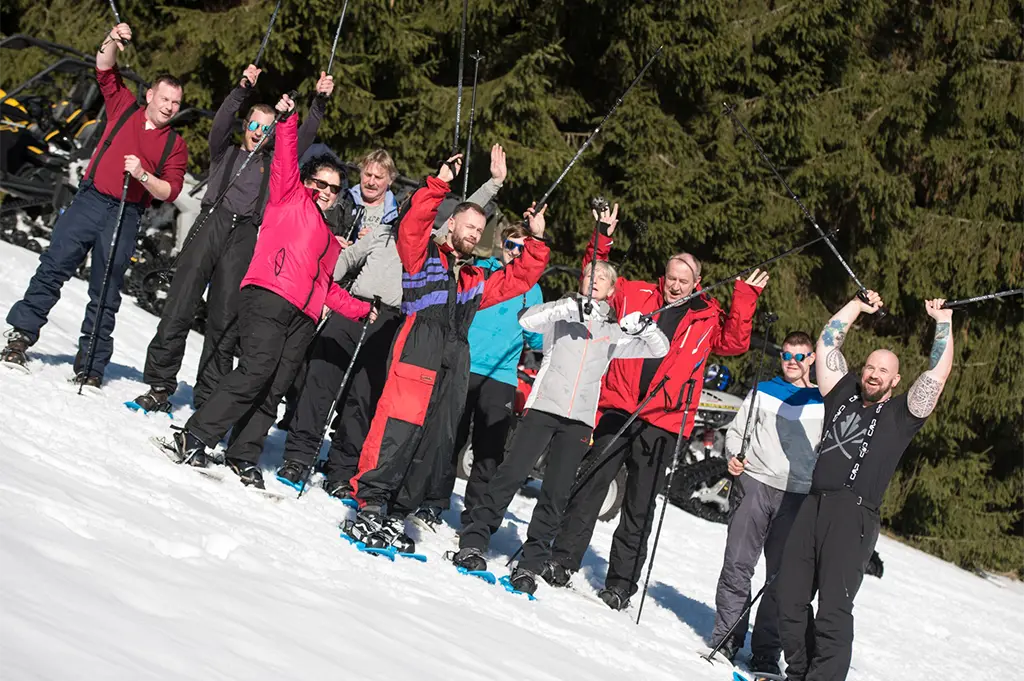 Motivierte Gruppe bei geführtem Schneeschuh-Teamevent im Schwarzwald – sportliches Wintererlebnis mit Natur, Teamspirit und Spaß im Schnee