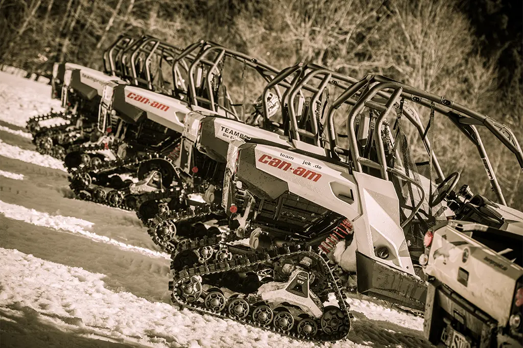 Fuhrpark mit Schneeraupen-Buggys von Can-Am für Winter-Teamevents in Winterberg/Sauerland – professionelle Offroad-Fahrzeuge für Incentives, Teamchallenges und Schneeabenteuer