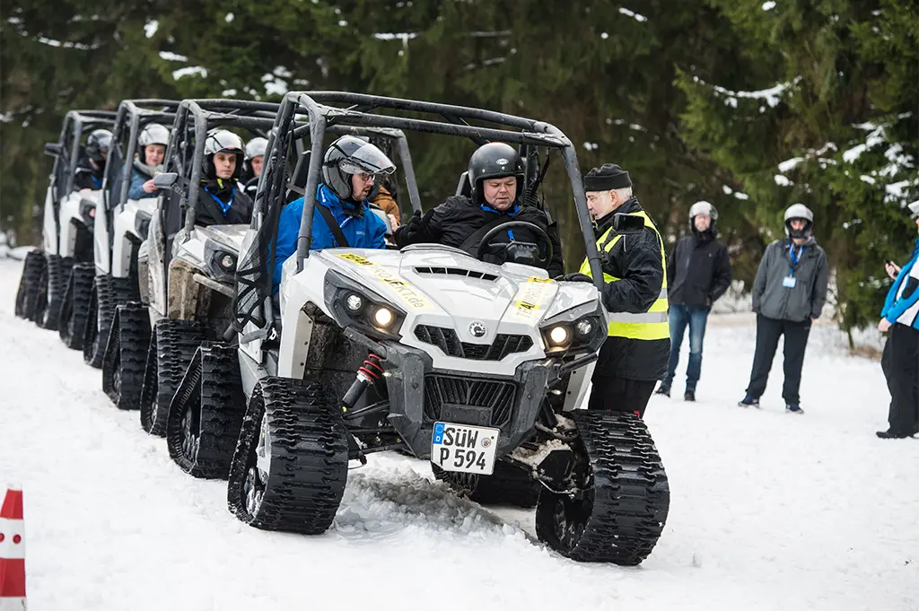 Teilnehmerkolonne auf Schneeraupen-Buggys beim Winter-Fahrevent in Oberwiesenthal – professionell betreutes Teambuilding mit Offroad-Action und Fahrtraining im Schnee